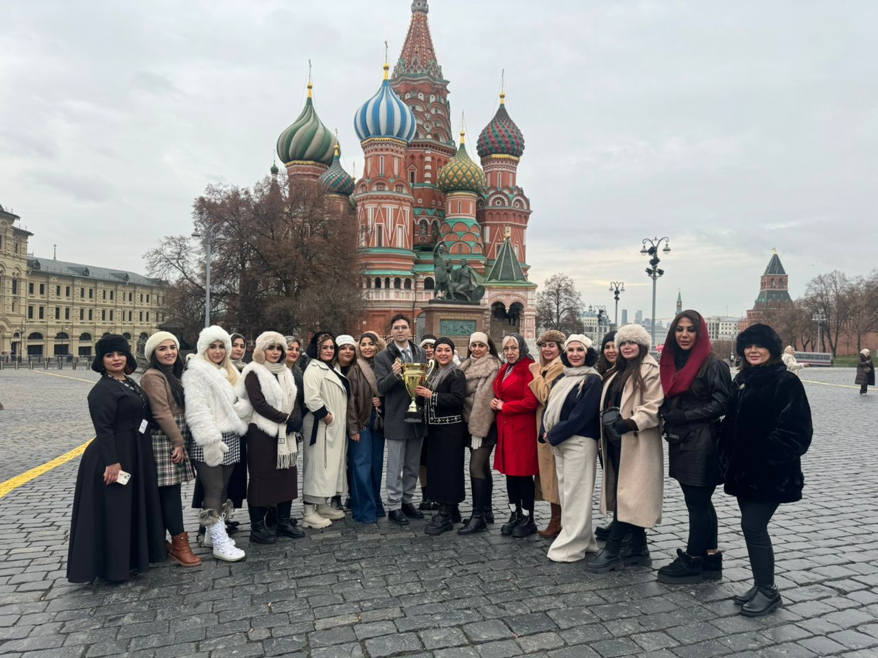 هدیه صفائیان در کنار شرکت کنندگان ایرانی مسابقات gk در روسیه و جام قهرمانی در دستشان