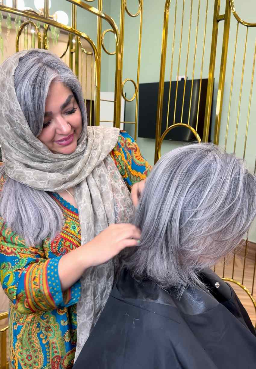 استاد هدیه صفائیان در کنار مشتری که موهاشون رو رنگ جو گندمی انجام دادن