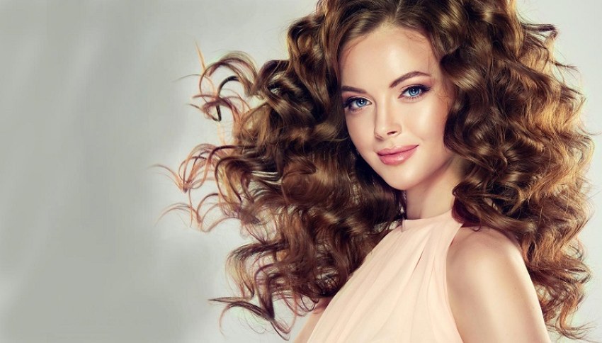 دختر چشم آبی  با موهای فر قهوه ای روشن بلند