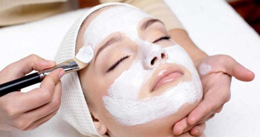 اجرای ماسک گچی صورت بر روی صورت کلاینت خانوم