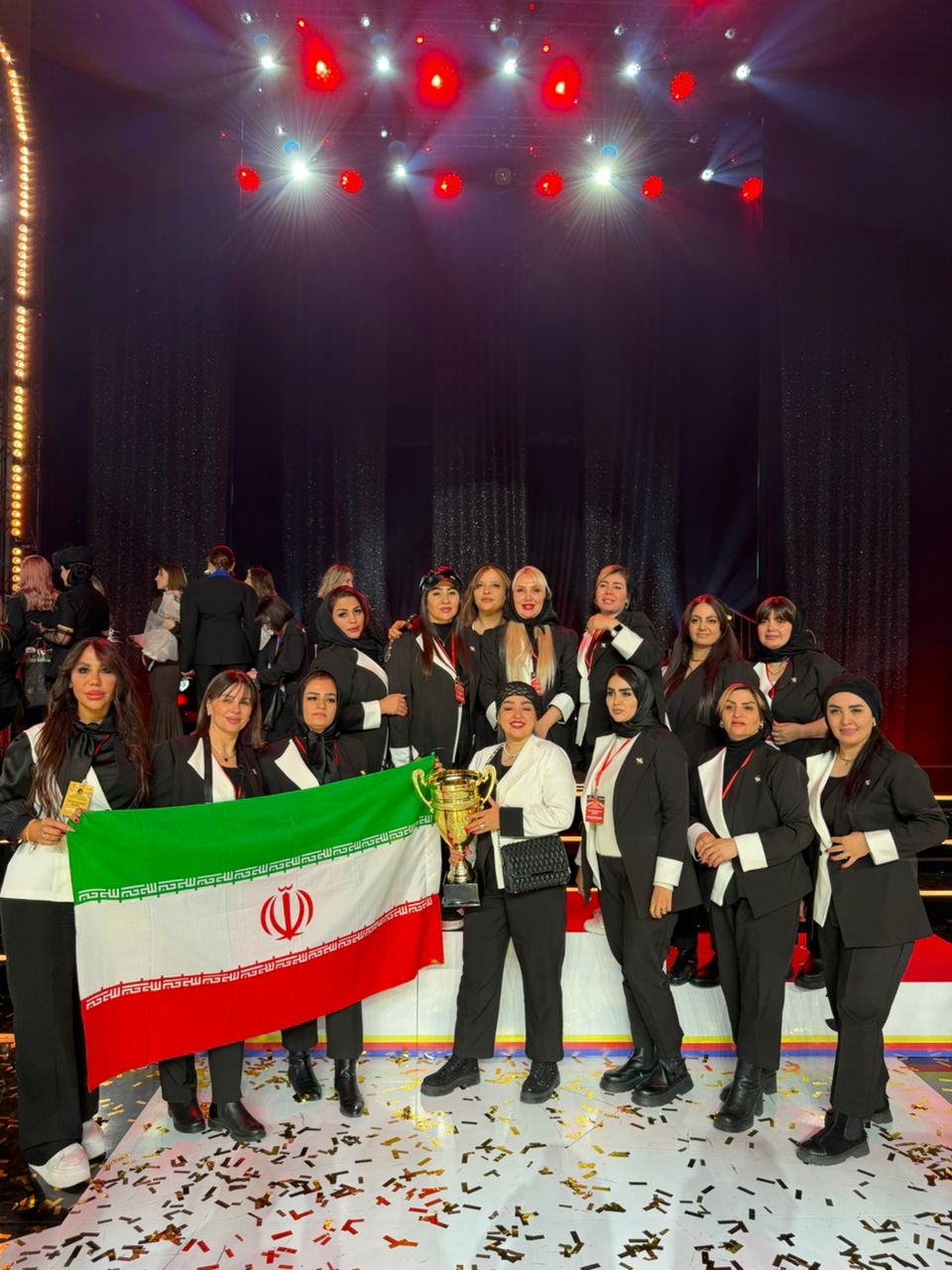 هدیه صفائیان در کنار شرکت کنندگان ایرانی مسابقات gk با پرچم ایران