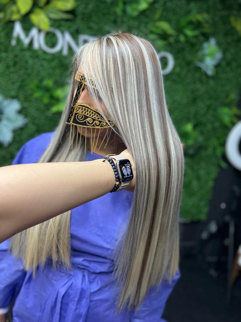 مدل موی لایت برزیلی روی زمینه موی قهوه ای و لایت های کرم رنگ