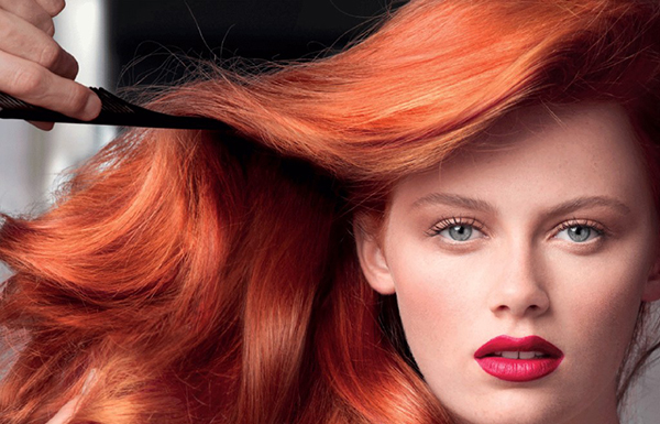 دختری با موهای بلند نارنجی پرتغالی وپوست سفید و چشمان آبی و رژ لب قرمز