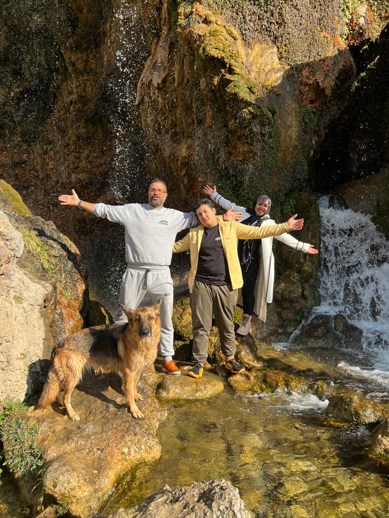 خانواده صفائیان به همراه سگ ژرمن در کنار آبشار
